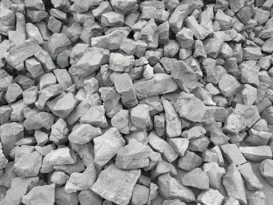 Tro lưu huỳnh thấp 8% Khoáng sản than cốc cứng 7400kj/Kg Giá trị năng lượng Độ xốp nhỏ
